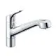 Herausziehbarer Küchenarmatur von Kludi mit verchromter Oberfläche und einem ergonomischen Hebel zur Regelung von Wasserfluss und Temperatur.